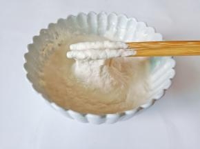 拌至筷子挑起面糊不掉落就可以停止加水，醒发半小时更佳。