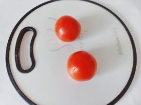 番茄洗净划十字花刀。