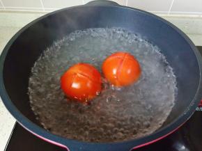 放入开水里煮2分钟，这样更方便去皮。