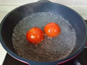 放入开水里煮2分钟，这样更方便去皮。