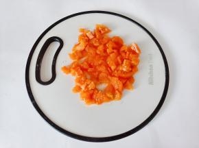 番茄去皮切成小粒。