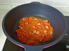 热锅热油倒入番茄丁大火爆炒。