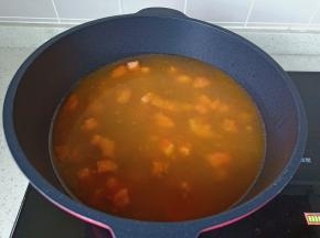 加入适量的开水或者高汤开大火煮开。