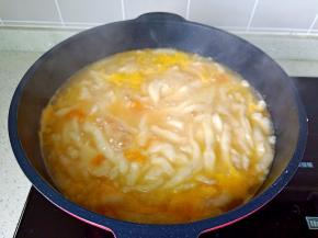 面碗倾斜，筷子沿着面碗把面糊一根一根往往下划。