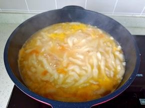 面碗倾斜，筷子沿着面碗把面糊一根一根往往下划。