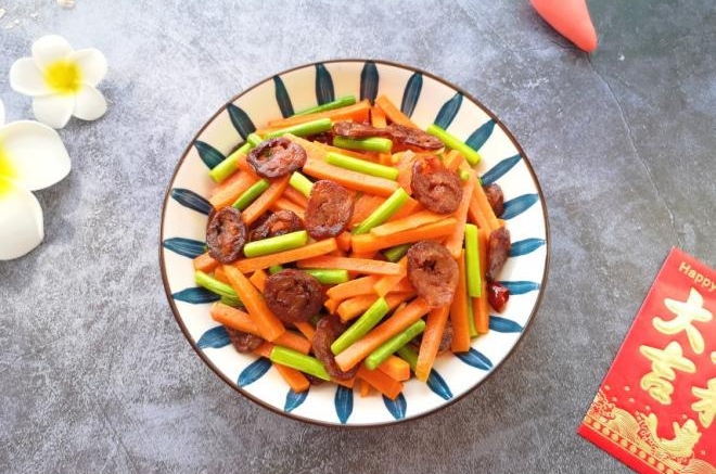 胡萝卜炒腊肠