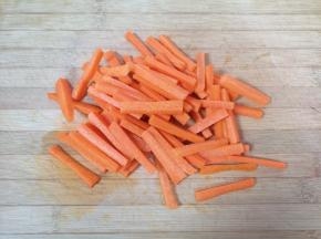 胡萝卜切成条。