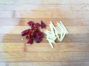 生姜切成丝，干红辣椒掰成小段。