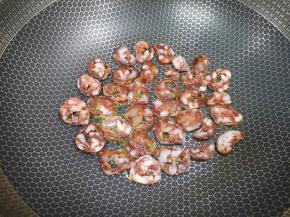 炒锅内倒少许食用油烧热，码入腊肠片。