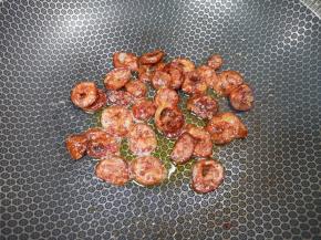 将腊肠煎熟盛出备用。