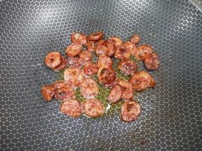 将腊肠煎熟盛出备用。