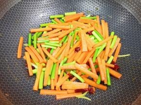 翻炒至胡萝卜和蒜苔入味。