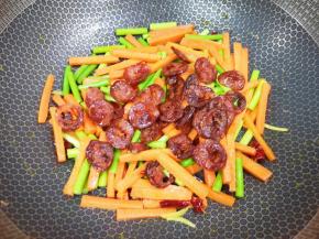 下入煎好的腊肠片。