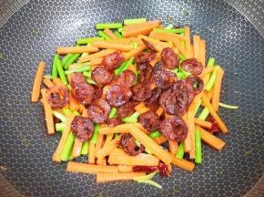 下入煎好的腊肠片。