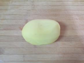 土豆去皮洗干净。