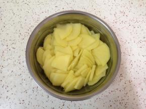 用水浸泡备用。