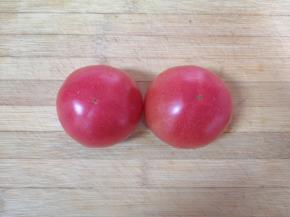 西红柿洗干净。