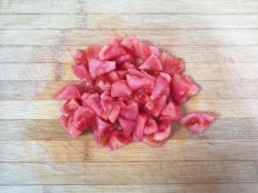 去皮切成小块。