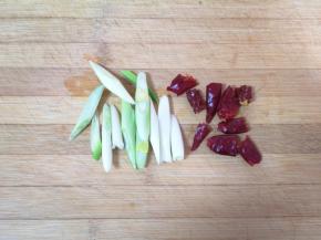 葱和干红辣椒切成段。