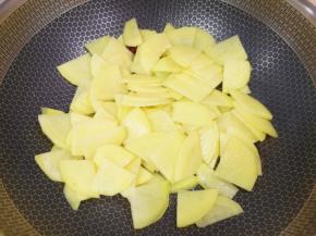 下入土豆片。