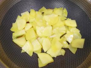 翻炒至土豆片变至微微透明状。