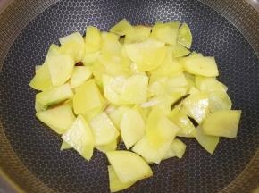 翻炒至土豆片变至微微透明状。