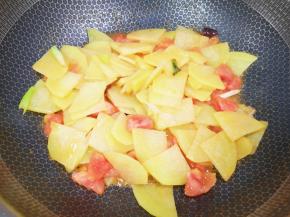 翻炒至西红柿出汁。