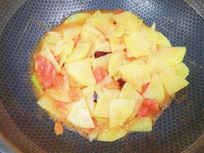 翻炒至土豆片入味。