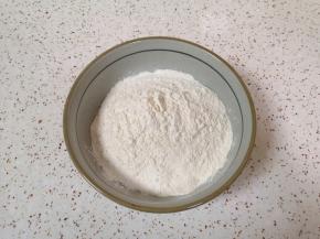 准备好高筋面粉，加入盐混合均匀。