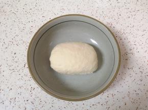 加入水揉成面团，盖上保鲜膜醒半个小时。