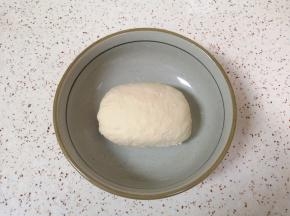 加入水揉成面团，盖上保鲜膜醒半个小时。