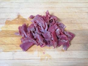 羊肉切成薄片。