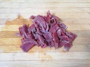 羊肉切成薄片。