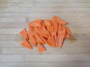 胡萝卜切成片。