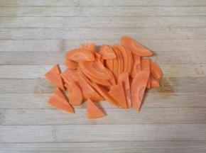 胡萝卜切成片。