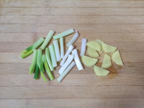 小葱切成段，生姜切成片。
