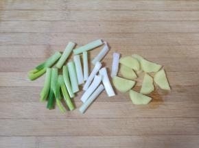 小葱切成段，生姜切成片。