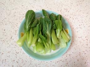 青菜洗干净备用。