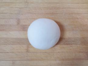 醒好的面团揉光。