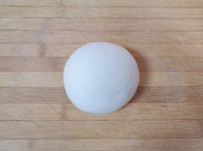 醒好的面团揉光。