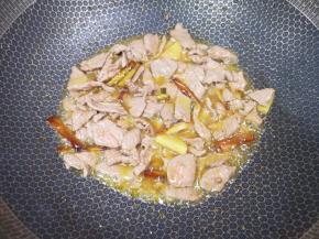 下入羊肉片，大火翻炒至变色。