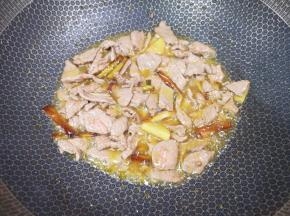 下入羊肉片，大火翻炒至变色。