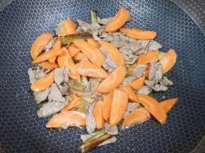 下入胡萝卜片翻炒均匀。