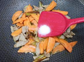 放盐和酱油调味。