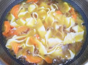 将面条抻开下入锅里煮熟。