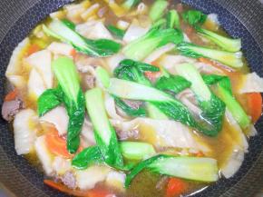 下入青菜煮熟关火。