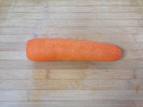 胡萝卜去皮洗干净。