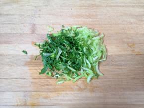 青菜洗干净切成细丝。