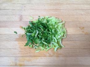 青菜洗干净切成细丝。