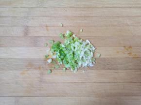葱洗干净切成葱花。